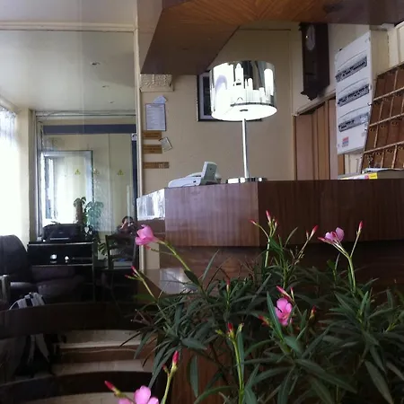 Du Metro Hotel